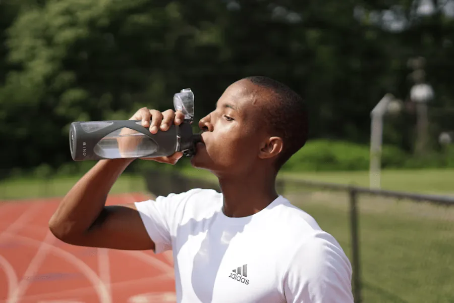 Sport und Wasser trinken, um die Bandscheibe zu schonen.