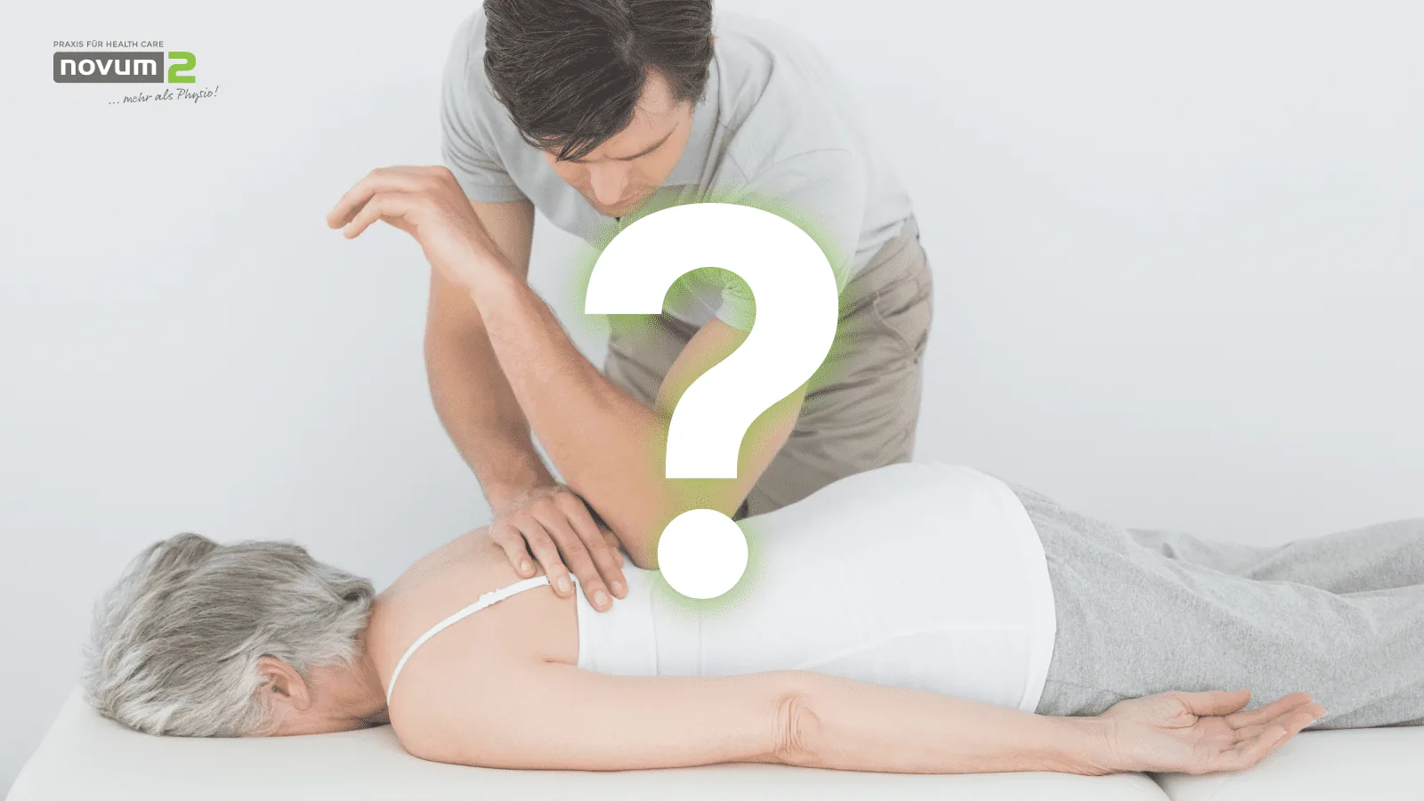 Physiotherapist examines a patient at Novum2, with a question mark symbolising frequent therapy questions