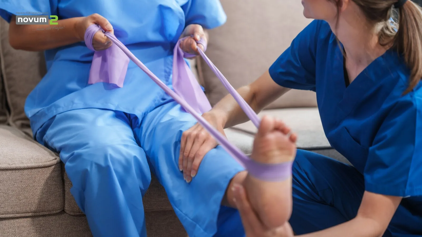 Physiotherapist helps a patient with rehabilitation exercises using a resistance band at the Novum2 practice