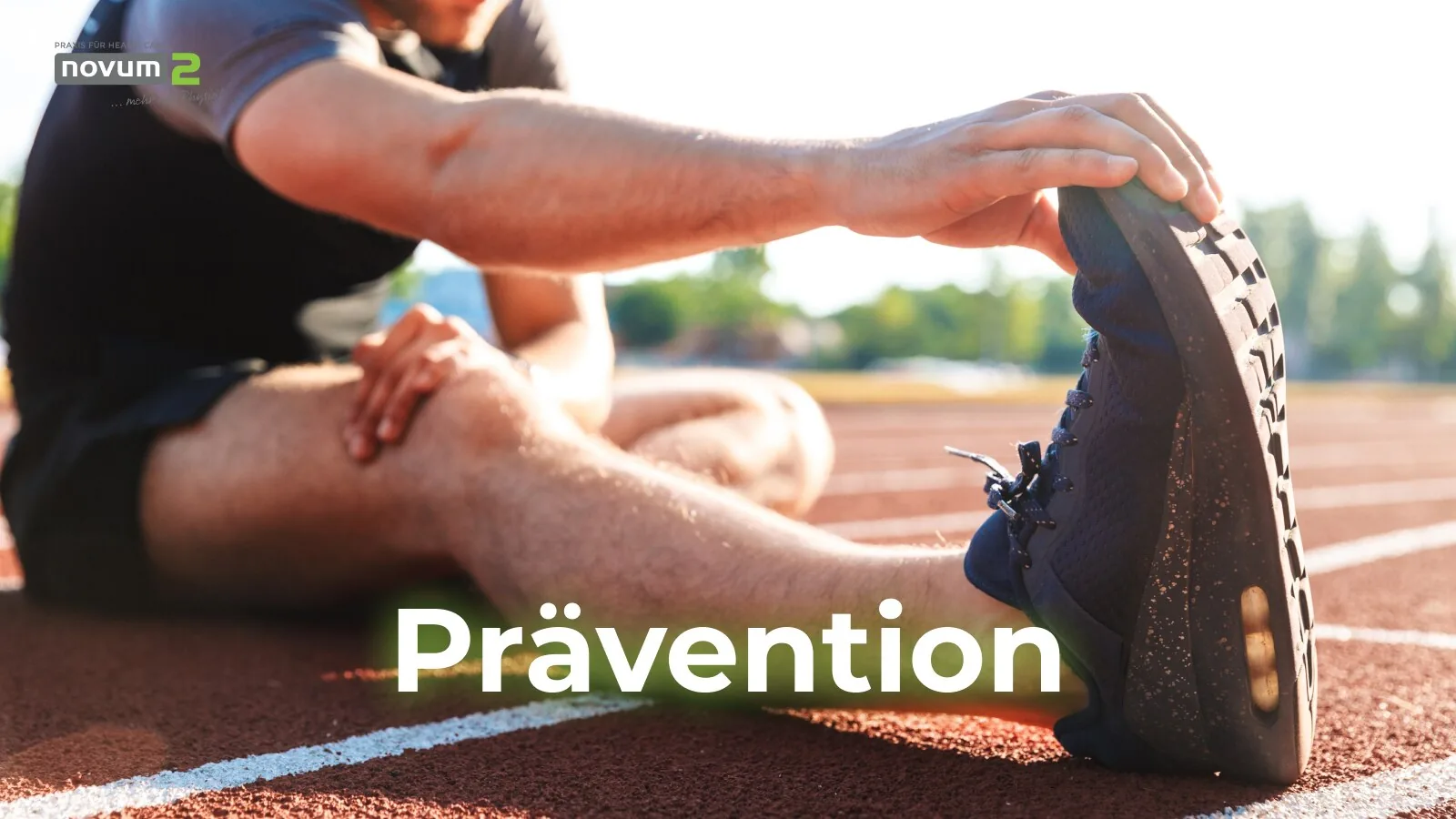 Athlete stretching on the running track to prevent injuries, supported by the Novum2 physiotherapy practice