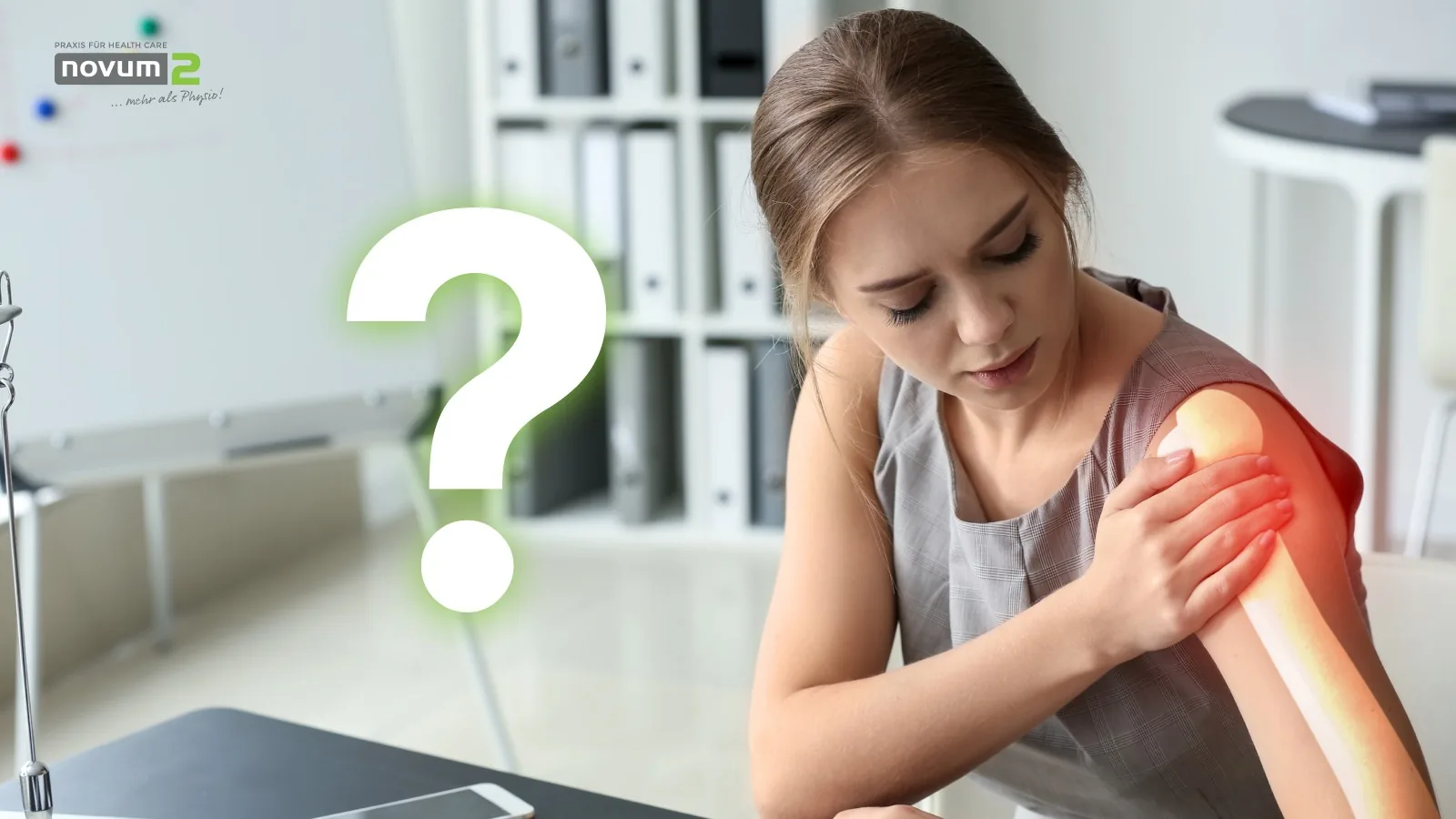 Frau mit Schulterschmerzen sucht nach Therapiemöglichkeiten bei Novum2.
