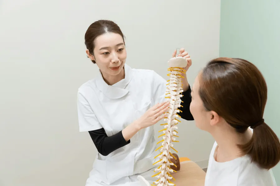 HWS-Syndrom: Symptome, Ursachen und Behandlung durch Physiotherapie