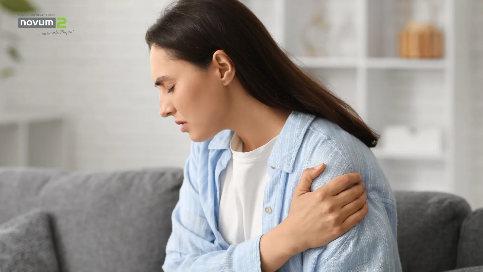 Woman with impingement syndrome has shoulder pain and is considering professional treatment at NOVUM2 in Cologne