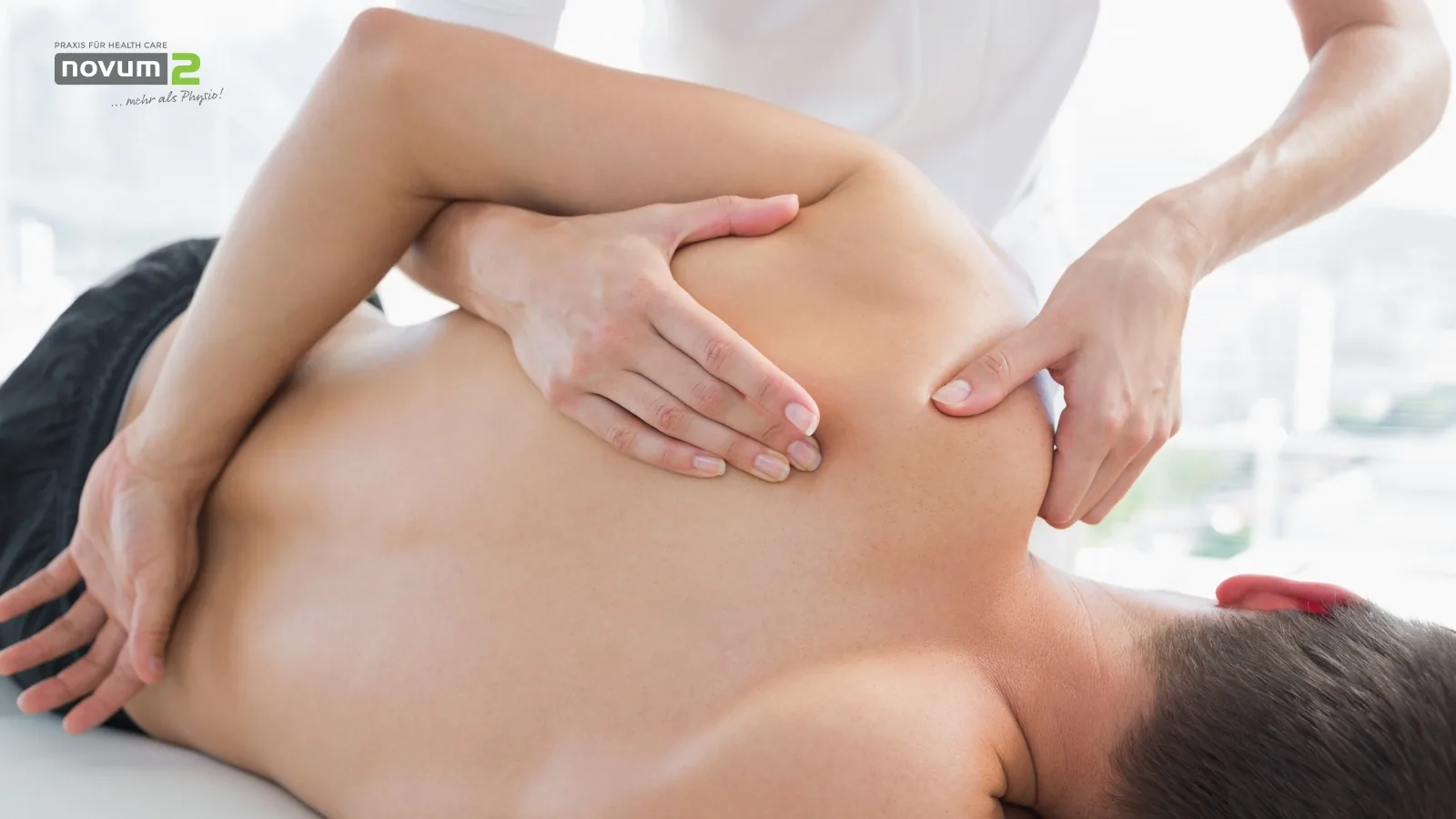 Patient receives manual therapy for pain relief at the Novum2 practice