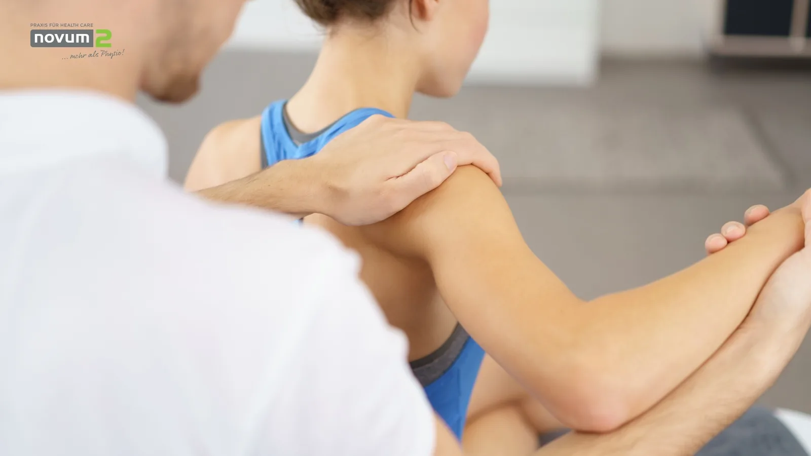 Physiotherapeut behandelt Patientin in der Novum2-Praxis für Gesundheitspflege